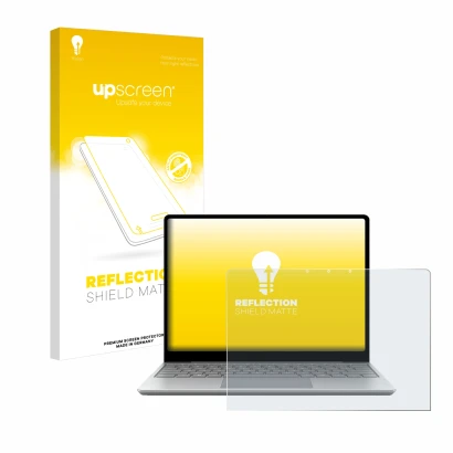 Face avant d’un emballage produit avec le logo de la marque upscreen. À côté, l’appareil Microsoft Surface Laptop Go 3 Busines