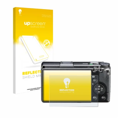 Face avant d’un emballage produit avec le logo de la marque upscreen. À côté, l’appareil Ricoh GR III HDF est représenté avec