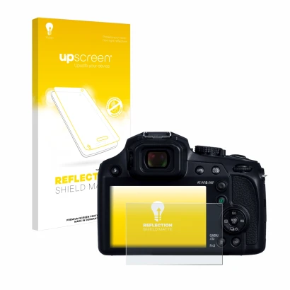 Face avant d’un emballage produit avec le logo de la marque upscreen. À côté, l’appareil Panasonic Lumix DC-FZ82D est représen