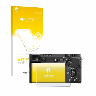 Face avant d’un emballage produit avec le logo de la marque upscreen. À côté, l’appareil Sony Alpha 6100A est représenté avec
