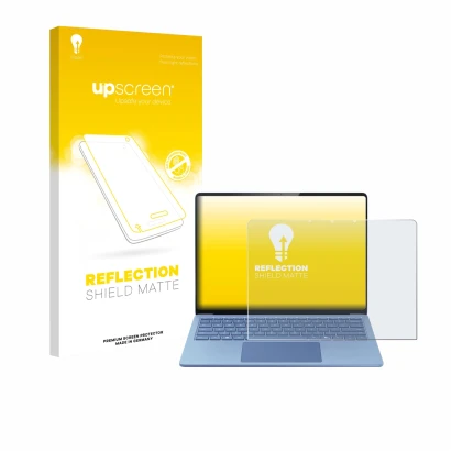 Face avant d’un emballage produit avec le logo de la marque upscreen. À côté, l’appareil Microsoft Surface Laptop 13.8