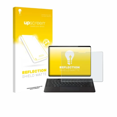 Face avant d’un emballage produit avec le logo de la marque upscreen. À côté, l’appareil Microsoft Surface Pro Copilot+ 13" es