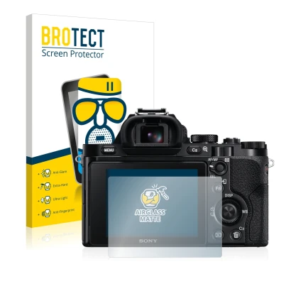 Face avant d’un emballage produit avec le logo de la marque BROTECT. À côté, l’appareil Sony Alpha 7 (ILCE-7) est représenté a