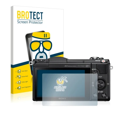 Face avant d’un emballage produit avec le logo de la marque BROTECT. À côté, l’appareil Sony Alpha 5000 (DSLR-A5000) est repré