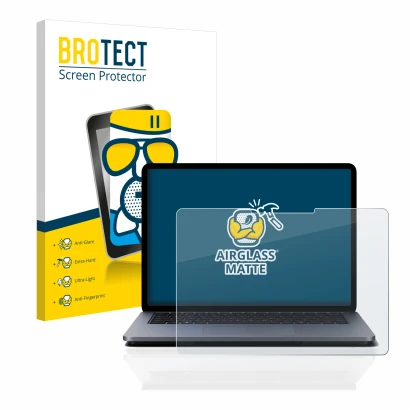 Face avant d’un emballage produit avec le logo de la marque BROTECT. À côté, l’appareil Microsoft Surface Laptop Studio est re