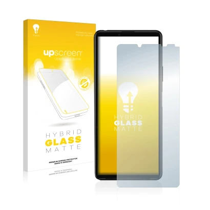 Face avant d’un emballage produit avec le logo de la marque upscreen. À côté, l’appareil Sony Xperia 10 III est représenté ave