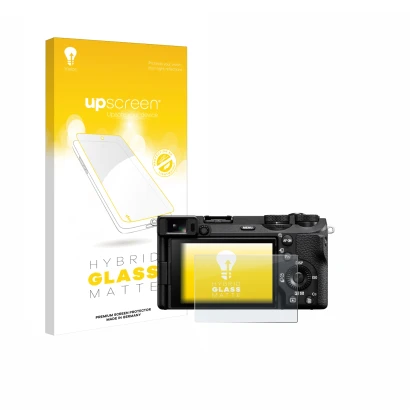 Face avant d’un emballage produit avec le logo de la marque upscreen. À côté, l’appareil Sony Alpha 6700 est représenté avec l