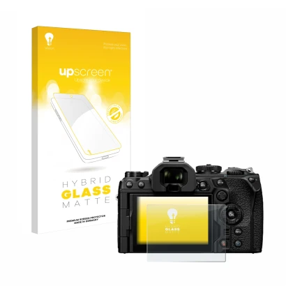 Face avant d’un emballage produit avec le logo de la marque upscreen. À côté, l’appareil Olympus OM System OM-1 Mark II est re