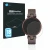 Face avant d’un emballage produit avec le logo de la marque Savvies. À côté, l’appareil Garmin Lily est représenté avec la pro