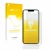 Face avant d’un emballage produit avec le logo de la marque upscreen. À côté, l’appareil Apple iPhone 13 est représenté avec l