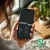 Smartphone avec deux films de protection, ScreenLeaf en haut et un autre en dessous. Les empreintes digitales sont clairement 